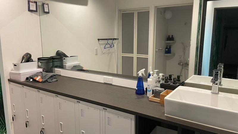 川口駅西口サロンスペース　施術用ベッド・ネイルサロンにも！ - 80’s GYM×CAFE×BAR