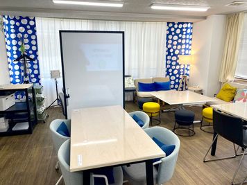 ホワイトボードはパーテーションとして利用できます。 - 貸し会議室・イベントスペース【ノーフォーク宇都宮】 貸切イベントスペースの室内の写真