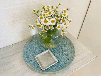 BLOOMは、自宅に招かれたような温かくて優しい雰囲気のサロンを目指しています。 - 【三軒茶屋レンタルサロンBLOOM】渋谷2駅4分/静かな完全個室 レンタルサロンの室内の写真