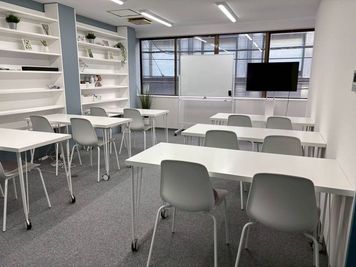 スクール形式での配置 - Bee-Room神保町 レンタルスペースBee-Room神保町　の室内の写真