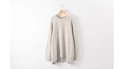 【商品撮影】白壁＋透明ワイヤーを使用して洋服の商品撮影が可能。 - サモスタ御徒町店の設備の写真