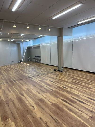 マルヒアスタジオ　多目的貸しスタジオ　コワーキングスペース ダンス貸しスタジオ　SNS撮影　貸し会議室　コワーキングスペースの室内の写真