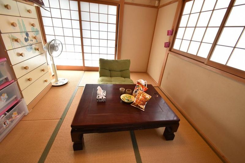 和室を１部屋お貸出し可能です。テーブル、簡易ソファー、扇風機があります。 - 福山市坪生町６丁目 貸しスペース1 レンタルスペース　６畳和室１部屋の室内の写真
