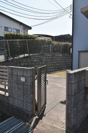 建物入口付近になります。こちらの扉を開けて、庭へお進みください。 - 福山市坪生町６丁目 貸しスペース1 レンタルスペース　６畳和室１部屋の入口の写真