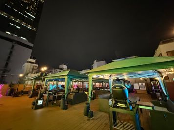 夜は各テントが素敵にライトアップ♪ - スーパージャンカラ あべのプレミアム（プレミアムテラス） ジャンオクBBQ　スーパージャンカラあべのプレミアム【貸切】の室内の写真