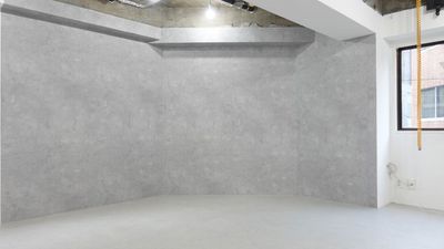 【コンクリ調壁】左幅186cm、中央幅183cm、右幅105cm、梁210～225cm - サモスタ御徒町店の室内の写真
