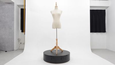 【円柱台】直径80cm、高さ20cm。人が乗ることができます。 - サモスタ御徒町店の室内の写真