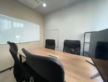 【池袋駅から徒歩1分】モニター・フリードリンク付き4名会議室（Room B）※予約時間前は入室不可 - いいオフィス池袋