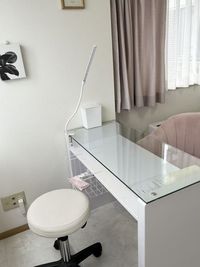 お客様用にソファ
ネイリスト様用にスツールをご用意しております。 - THE Same レンタル／Nail Salon Roomの室内の写真