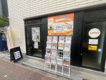【施設入口】
親子サロン-LaPark- 関目店 入り口
＊パーティースペース入口：右側ドア - 親子サロン-LaPark-(ラパーク) 関目店 パーティースペースの入口の写真