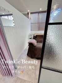 寝心地の良い大きめのリクライニングソファー(マツエク＆ネイル)同時施術可♪
お客様のご紹介もします♪ - Twinkle Ｂeauty  ★【駅前徒歩1分♪】マツエク/ネイル/レンタルサロン！！！の室内の写真