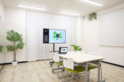 大型ディスプレイ・机・椅子をご用意。会議や勉強会などでもご利用いただけます。 - スタジオキビス小山店 ダンスができるレンタルスタジオ丨スタジオキビス小山店の室内の写真