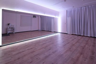 ミラーを浮き立たせるように設置した間接照明によりガラッと雰囲気を変えることができ、あなた好みの空間をアレンジすることができます。 - スタジオキビス小山店 ダンスができるレンタルスタジオ丨スタジオキビス小山店の室内の写真