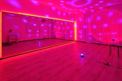 ダンスや音楽に合わせて雰囲気を変えることで、気分も変わり、盛り上がること間違いなし！ - スタジオキビス小山店 ダンスができるレンタルスタジオ丨スタジオキビス小山店の室内の写真