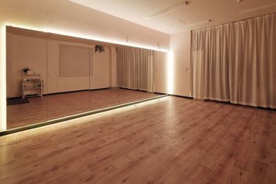 ミラーを浮き立たせるように設置した間接照明によりガラッと雰囲気を変えることができ、あなた好みの空間をアレンジすることができます。 - スタジオキビス小山店 ダンスができるレンタルスタジオ丨スタジオキビス小山店の室内の写真