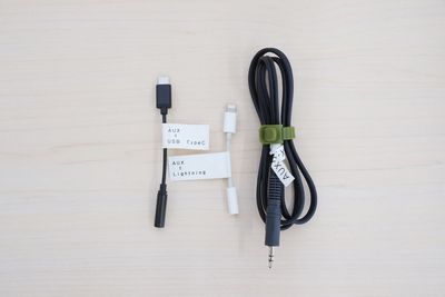 音声外部入出力（AUX）ケーブルは、音楽プレイヤーとスピーカーの接続用です。Lightning・USB Type C変換アダプターを使えばスマホにも接続可能。 - スタジオキビス小山店 ダンスができるレンタルスタジオ丨スタジオキビス小山店の設備の写真