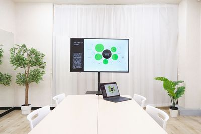 50インチの大型ディスプレイは、HDMIケーブルを使い、PC・タブレット・スマホと接続が可能です。 - スタジオキビス小山店 ダンスができるレンタルスタジオ丨スタジオキビス小山店の設備の写真