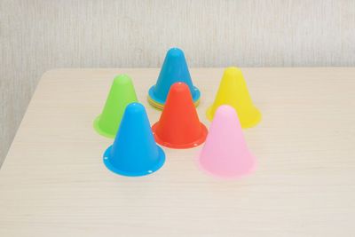 ちょうどいい大きさの、5色のミニコーンをご用意しました。レッスン中のフォーメーション確認などにぜひご活用ください。 - スタジオキビス小山店 ダンスができるレンタルスタジオ丨スタジオキビス小山店の設備の写真
