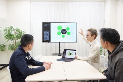 50インチの大型ディスプレイ×1、テーブル（2人掛け）×2、椅子×４、丸椅子×3をご用意。会議や勉強会などの用途でもご利用いただけます。 - スタジオキビス小山店 ダンスができるレンタルスタジオ丨スタジオキビス小山店の室内の写真