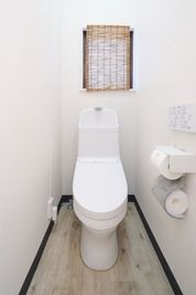 男女共用の洋式トイレは、最新のウォッシュレットを備えております。 - スタジオキビス小山店 ダンスができるレンタルスタジオ丨スタジオキビス小山店の設備の写真