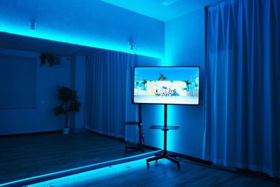 50インチの大型ディスプレイを使って、大画面で動画を見ながらのダンス練習も可能です。 - スタジオキビス小山店 ダンスができるレンタルスタジオ丨スタジオキビス小山店の設備の写真
