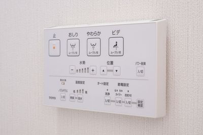 男女共用の洋式トイレは、最新のウォッシュレットを備えております。 - スタジオキビス小山店 ダンスができるレンタルスタジオ丨スタジオキビス小山店の設備の写真