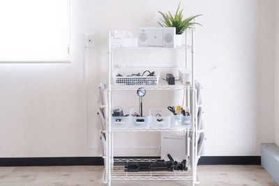こちらのラックに、照明・音響・充電や延長コードなどがまとめてあります。 - スタジオキビス小山店 ダンスができるレンタルスタジオ丨スタジオキビス小山店の設備の写真