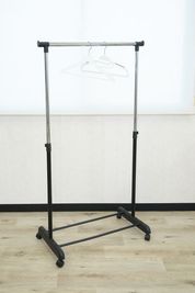 ハンガーラック、ハンガーをご用意しております。 - スタジオキビス小山店 ダンスができるレンタルスタジオ丨スタジオキビス小山店の設備の写真