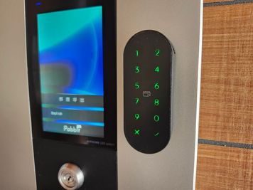スマートロック - URI OFFICE URI OFFICE 403号室（デスク付き作業スペース）の入口の写真