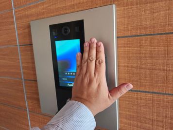 スマートロックに手をかざすと文字盤が浮かび上がります。 - URI OFFICE 会議室の入口の写真