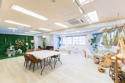 テーブル４つあるので立食パーティも出来ます - Moff room studio《三ノ宮店》 三ノ宮6分🚶‍♂️77㎡パーティ可🧸クマ沢山映え撮影スタジオの室内の写真