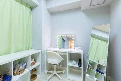 女優ミラー・全身鏡・ドライヤー・コテなど完備 - Moff room studio《三ノ宮店》 三ノ宮6分🚶‍♂️77㎡パーティ可🧸クマ沢山映え撮影スタジオの設備の写真