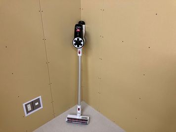 お部屋のお掃除にコードレス掃除機をご利用いただけます。 - Wise space　長岡 【Wiseスペース 503号室】◆レンタルスペースの設備の写真