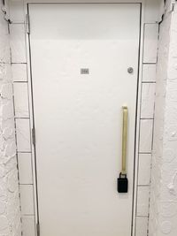 エレベーターを降りて廊下をまっすぐ進むとお部屋がございます。

ドア取っ手にあるキーボックスのダイヤルを暗証番号に合わせていただくと、お部屋の鍵が取り出せます。 - Wise space　長岡 【Wiseスペース 501号室】◆レンタルスペース　の入口の写真