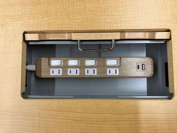 テーブル内に電源タップが格納されております。 - Wise space　長岡 【Wiseスペース 501号室】◆レンタルスペース　の室内の写真