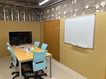 広々とした作業スペースを確保できる8人掛けテーブル、モニター、横にはホワイトボードを設置。 - Wise space　長岡 【Wiseスペース 501号室】◆レンタルスペース　の設備の写真