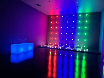 色で魅せる、光で映える、ミニステージでワンランク上の撮影体験 - 函館フリースタジオ＆フリースペース「はこプレイス」