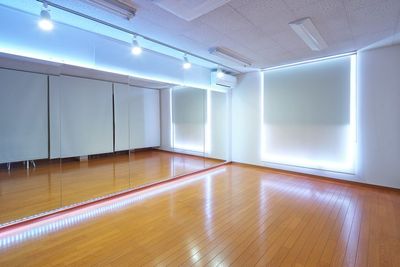 ミラーを浮き立たせるように設置した間接照明によりガラッと雰囲気を変えることができ、あなた好みの空間をアレンジすることができます。 - スタジオキビス宇都宮店（旧レンタルスタジオアヌビス） ダンスができるレンタルスタジオ丨スタジオキビス宇都宮店の室内の写真