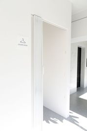 6Fのエレベーター奥に着替え室がございます。 - URIZIPビルF6　Iスタジオ レンタルスタジオの設備の写真