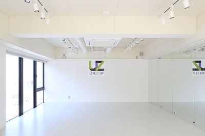現在はロゴが変わっています。自然光良好です。もちろんカーテン閉めれます。 - URIZIPビルF6　Iスタジオ レンタルスタジオの室内の写真