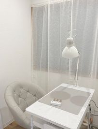 ネイル大歓迎 -   半個室ネイルブースと、リラクゼーションチェアで ネイル器具つきネイルブース、フットブース、足ツボチェアの室内の写真