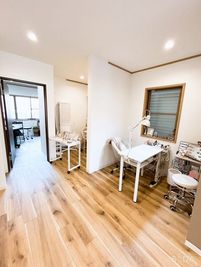 駅からすぐ！ネイル、足ツボ、占いなど！ネイルブースはネイルマシーンや集塵機のご用意あります。フットスペースもございます。 -   半個室ネイルブースと、リラクゼーションチェアで