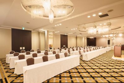 水晶の間　スクール形式 - アパホテル＆リゾート〈東京ベイ潮見〉宴会場の室内の写真