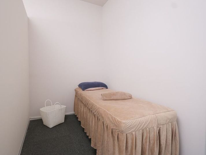 ・清潔感あふれる空間でゆっくり施術できます！※ベッド上のタオルは含みません。 - minoriba_京都河原町駅富小路通店 レンタルサロンの室内の写真