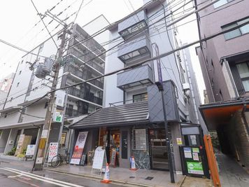 ・こちらの建物の2階になります。 - minoriba_京都河原町駅富小路通店 レンタルサロンの外観の写真