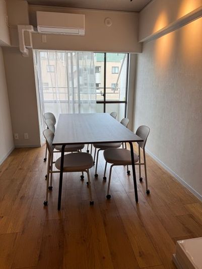 6人掛けでございます。 - Easy1会議室 貸し会議室の室内の写真