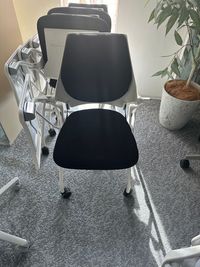 テーブル付きチェアが4脚ございます。 - Easy1会議室 貸し会議室の設備の写真