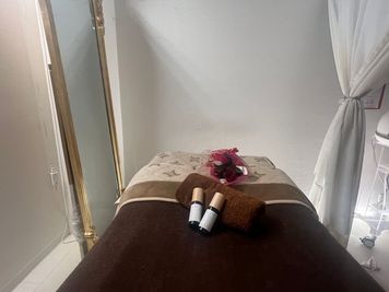 施術用ベッド - jp.yukino 癒しの空間！天神橋筋商店街から近いアクセスのよい一階店舗サロン。の室内の写真
