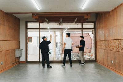 テーブルや椅子を動かすと広々としたスペースになります。約35㎡。 - coto大村アーケード coto大村アーケード会議室の室内の写真