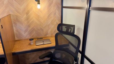 【1人用個室ブース3】駅近5分 隠れ家カフェラウンジ☕️コーヒー無料/高速Wi-Fi/専用コンセント - 🌟NEWオープン🌟コワーキングスペースBuzz Work